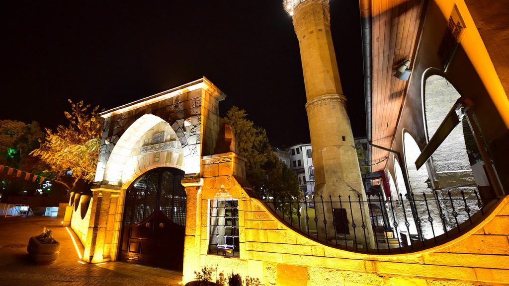 Tarihi Dokuya Uygun Cami Aydınlatması