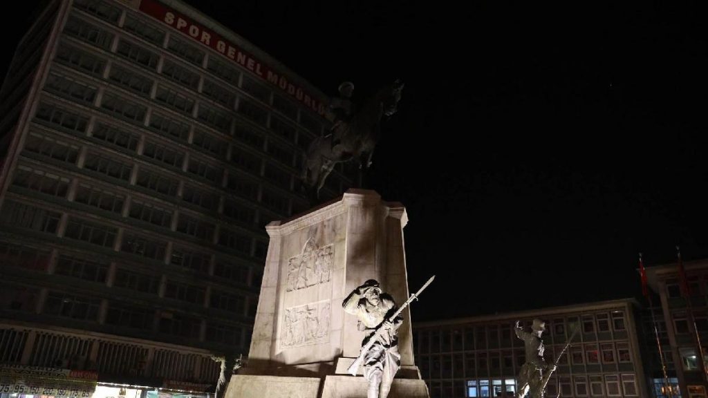 Aydınlatma Yenilendi, Atatürk Karanlıkta Kaldı